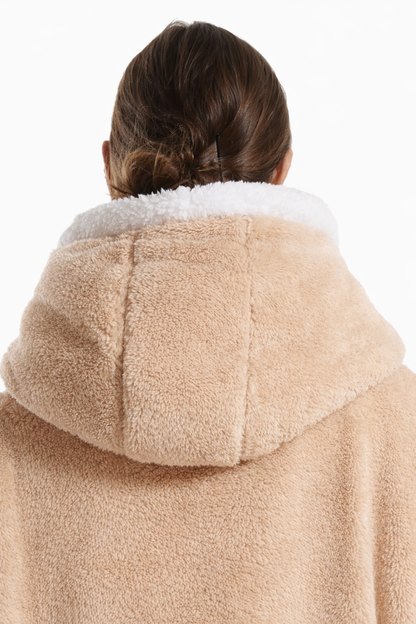 Manta con mangas y capucha de felpa